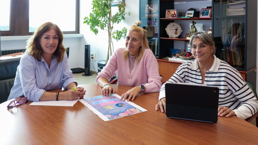 La alcaldesa, Rosa Díaz, junto a la concejal Alicia Martínez Bustillo ultiman la organización del Día del Recuerdo con una de las promotoras del encuentro regional