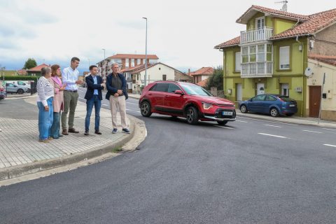 La alcaldesa y el delegado del Gobierno supervisan las obras de mejora de la carretera N-611