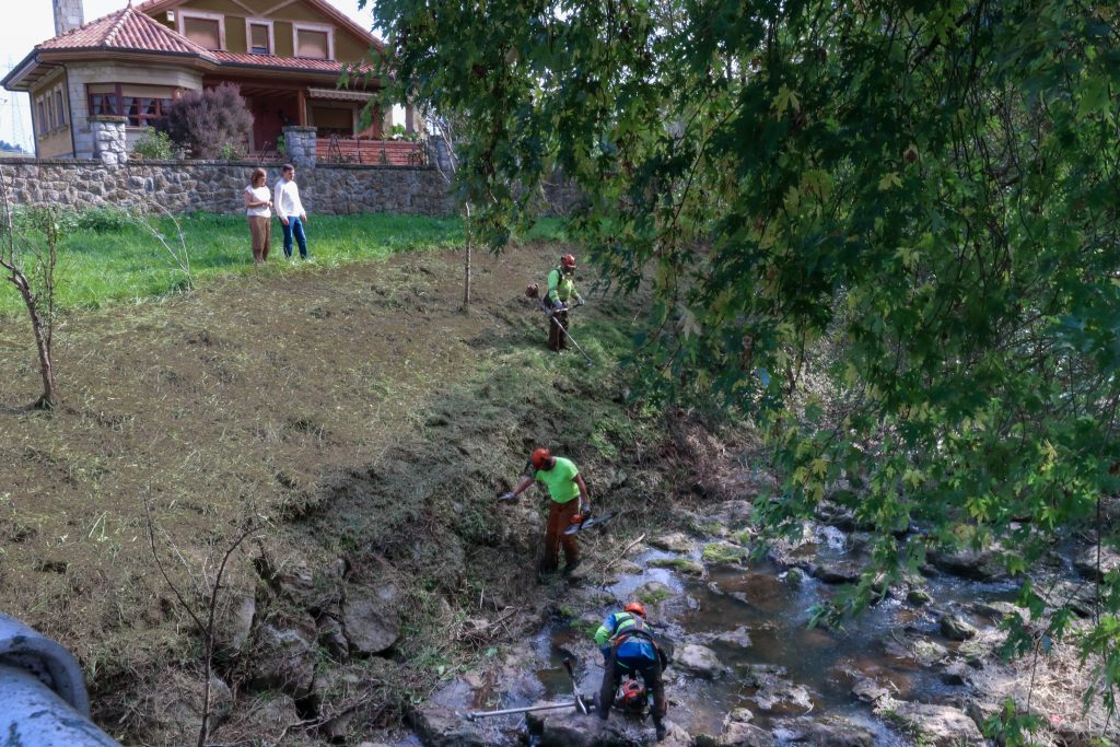 La alcaldesa, Rosa Díaz, y el concejal de Protección Civil, David Esteban Mier, supervisan los trabajos en el río Cabo