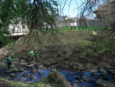 La alcaldesa, Rosa Díaz, y el concejal de Protección Civil, David Esteban Mier, supervisan los trabajos en el río Cabo