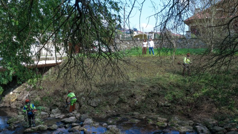 La alcaldesa, Rosa Díaz, y el concejal de Protección Civil, David Esteban Mier, supervisan los trabajos en el río Cabo