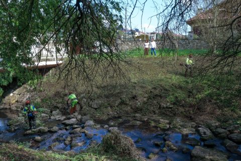 La alcaldesa, Rosa Díaz, y el concejal de Protección Civil, David Esteban Mier, supervisan los trabajos en el río Cabo