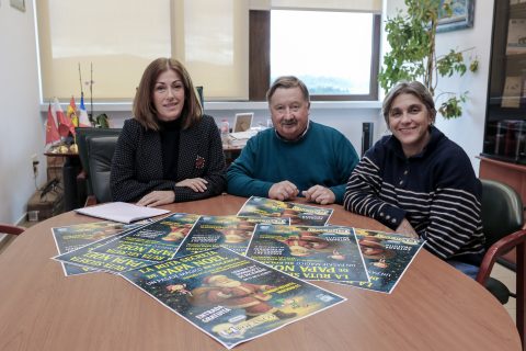 La alcaldesa junto a concejales muestran el cartel anunciador de la Ruta Secreta de Papá Noel