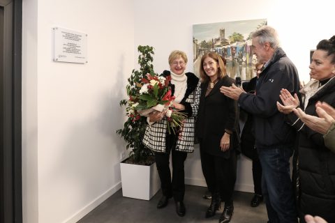 La alcaldesa y la vecina que donó el solar para el nuevo edificio durante la inauguración de las instalaciones