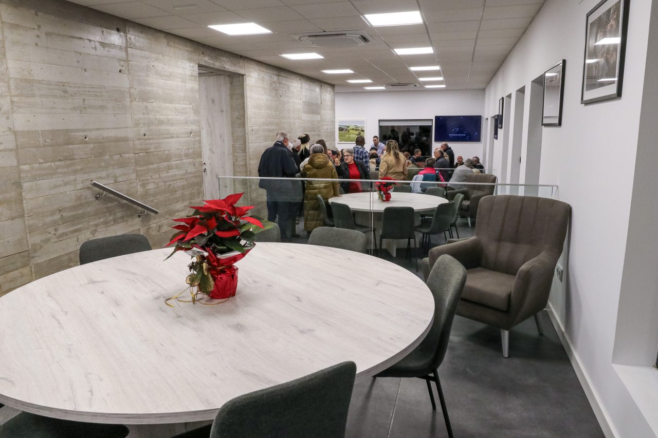 Aspectos interior y exterior del nuevo Centro Social Soledad Bustamante