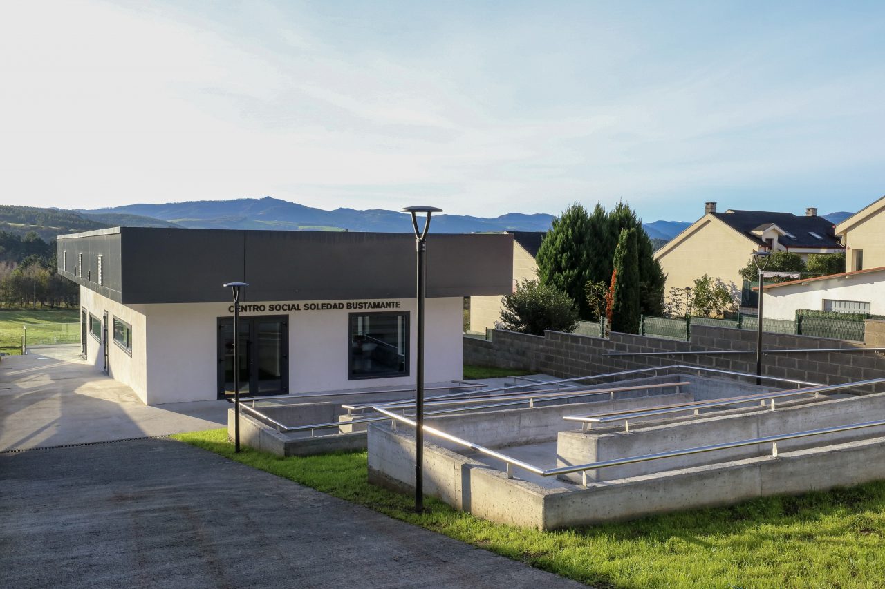 Aspectos interior y exterior del nuevo Centro Social Soledad Bustamante