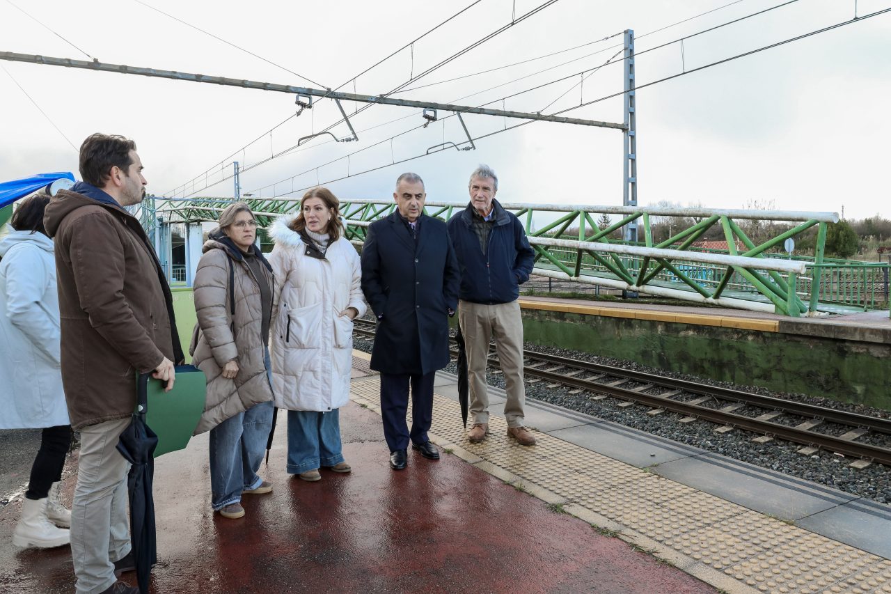 Roberto Media, junto a Rosa Díaz, en la pasarela de Requejada