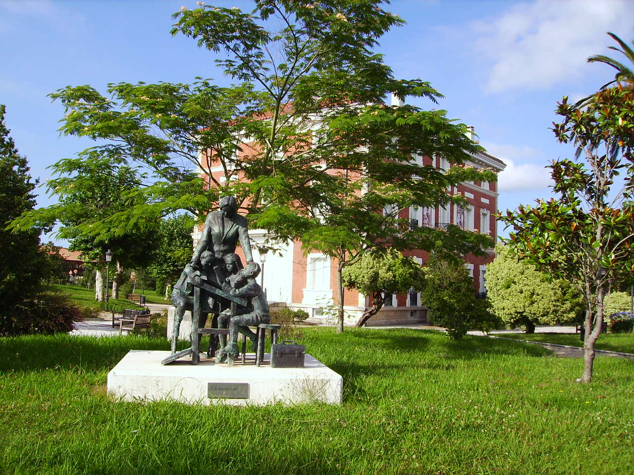 MONUMENTO A LA MAESTRA RURAL
