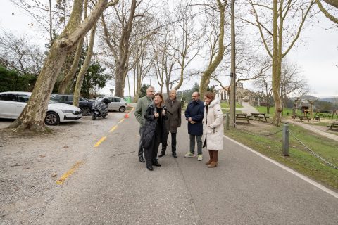 La alcaldesa de Polanco junto a la presidenta, el consejero, el regidor de Miengo y responsables de la empresa adjudicataria supervisan el inicio de las obras