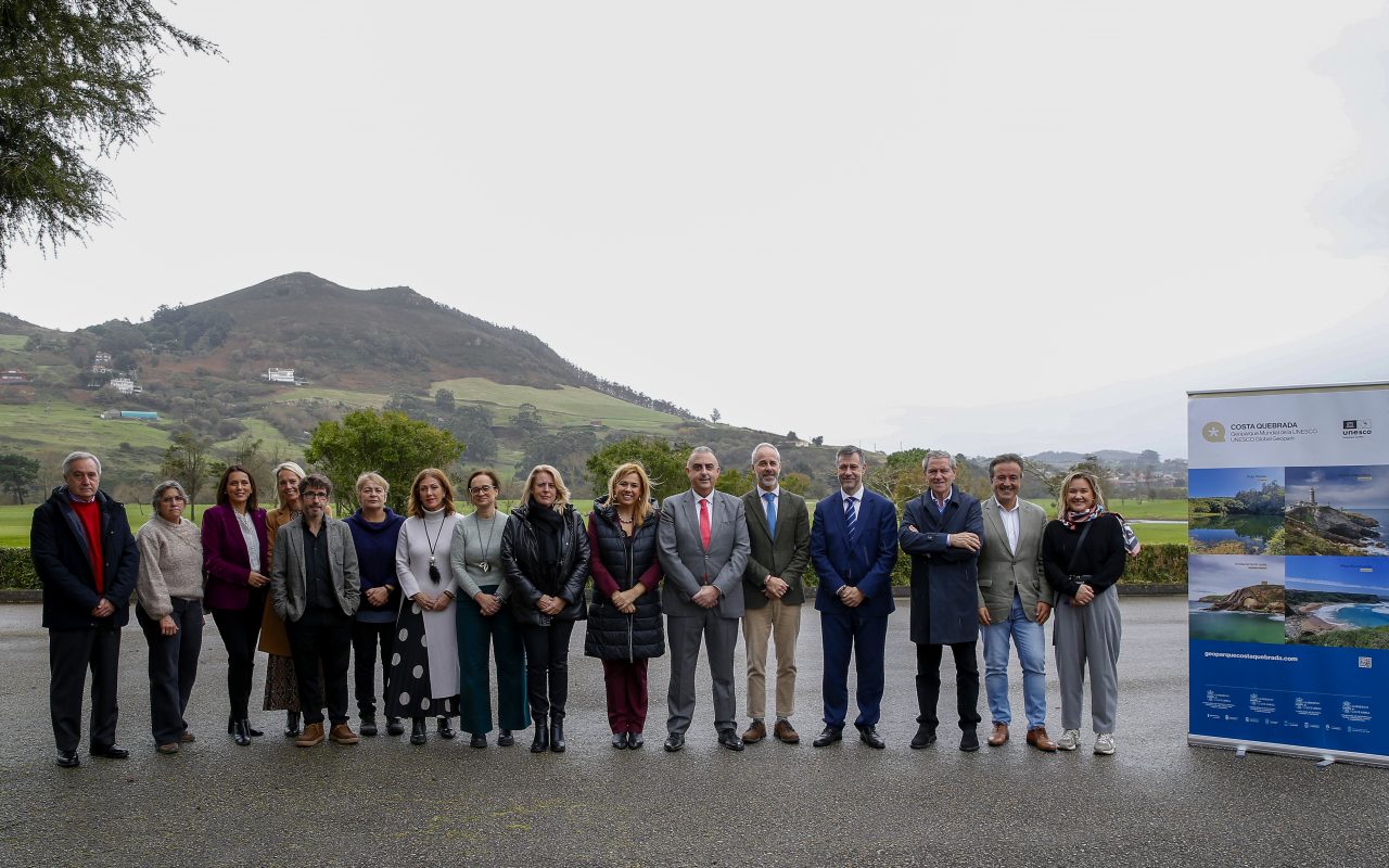 La alcaldesa de Polanco, Rosa Díaz, en el encuentro presidido por el consejero Roberto Media y en el que participado los titulares de Turismo, Educación y Desarrollo Rural, así como de alcaldes y equipo técnico de Costa Quebrada