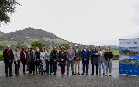 La alcaldesa de Polanco, Rosa Díaz, en el encuentro presidido por el consejero Roberto Media y en el que participado los titulares de Turismo, Educación y Desarrollo Rural, así como de alcaldes y equipo técnico de Costa Quebrada
