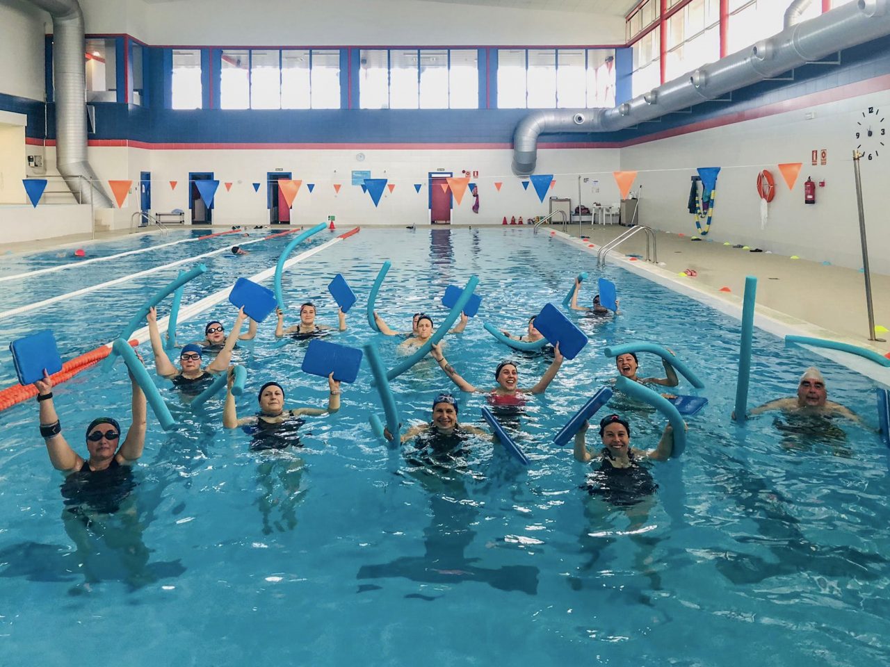 Vecinos de Polanco haciendo deporte en el pabellón polideportivo de Requejada
