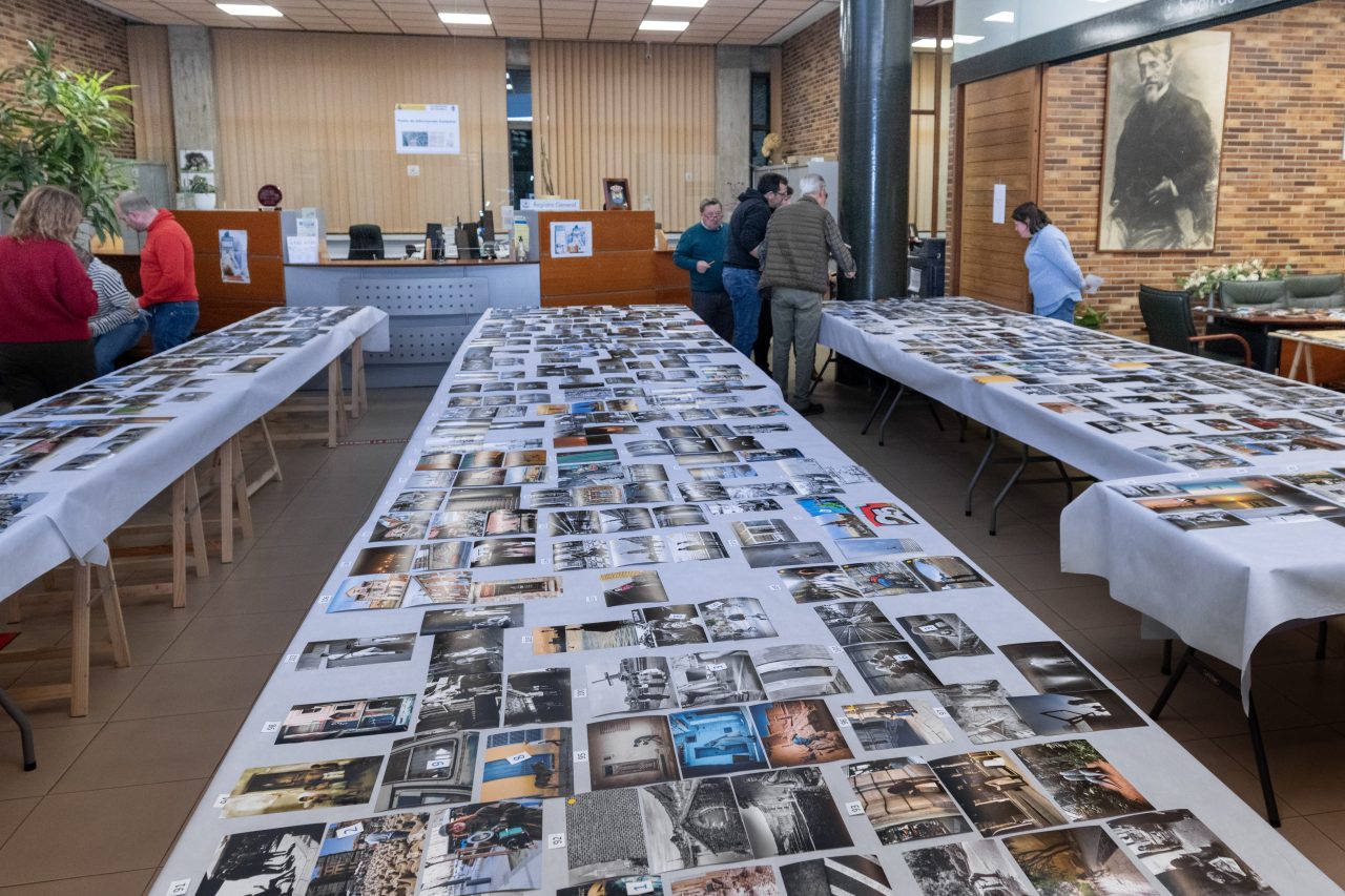 La alcaldesa, Rosa Díaz, y la concejal de Cultura, Alicia Martínez, junto a miembros del jurado durante la valoración de los trabajos presentados