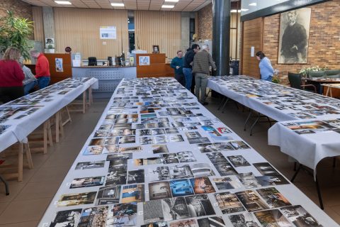 La alcaldesa, Rosa Díaz, y la concejal de Cultura, Alicia Martínez, junto a miembros del jurado durante la valoración de los trabajos presentados