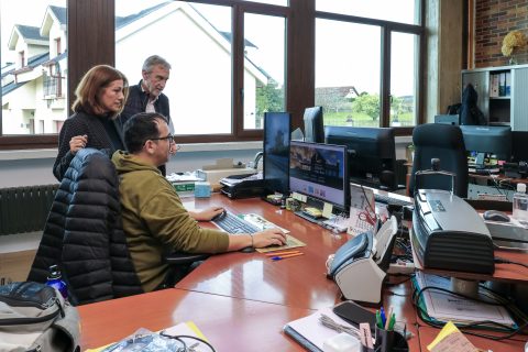 Un funcionario muestra a la alcaldesa el nuevo aspecto del portal web del municipio