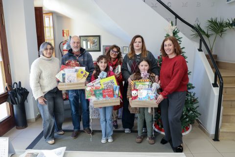La alcaldesa y la concejal de Cultura con los ganadores de las cestas de la iniciativa “Leer tiene premio”