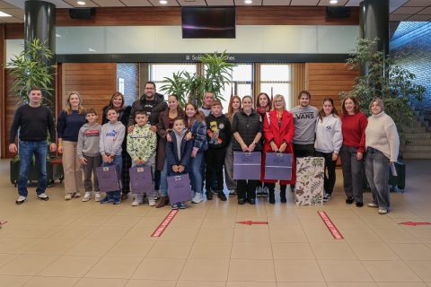 Ganadores del segundo concurso de decoración navideña junto a la alcaldesa y miembros del jurado