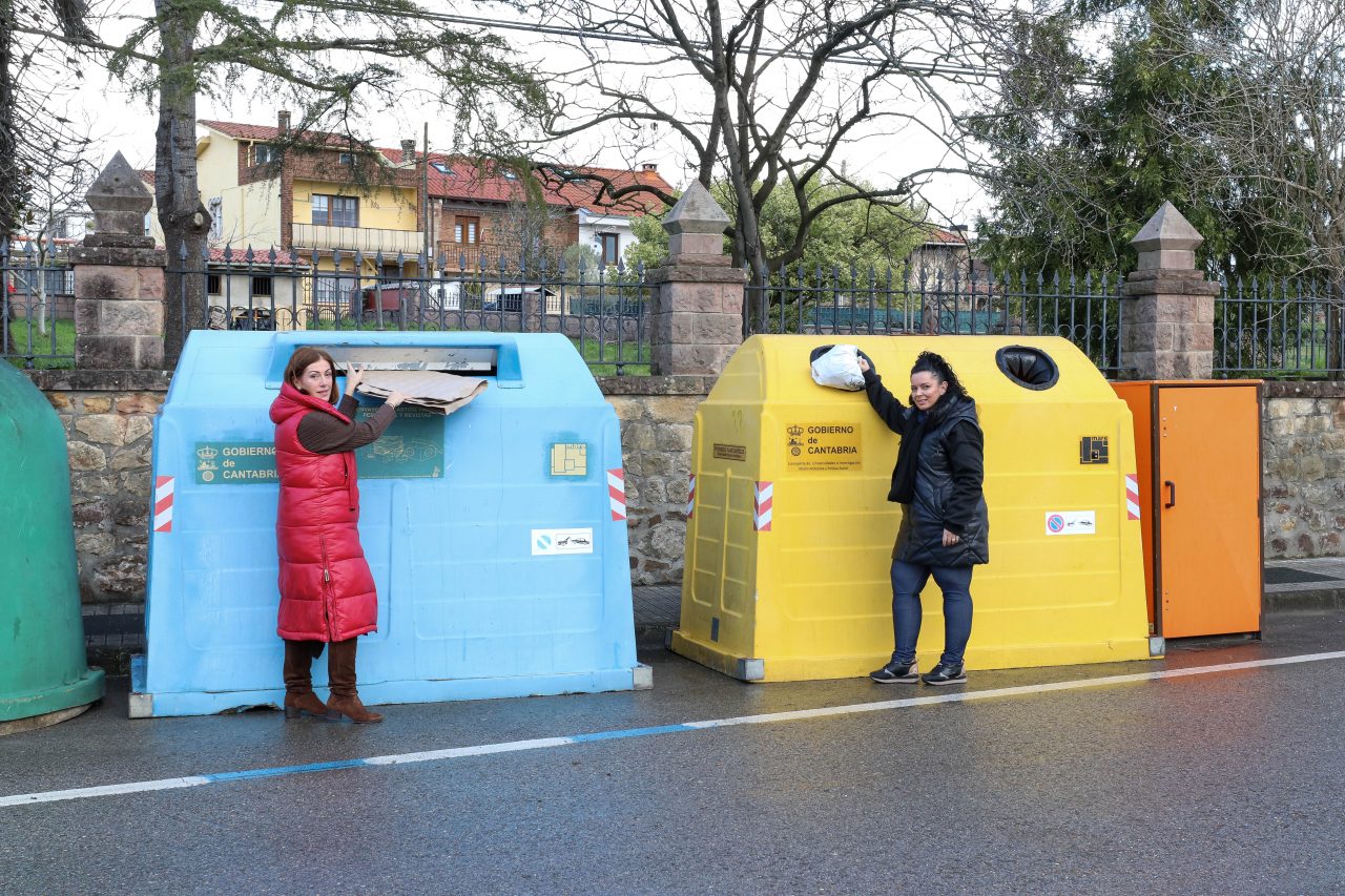 La alcaldesa (izquierda) y la concejal de Medio Ambiente, Isabel Herrera, haciendo uso de los contenedores de reciclaje