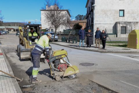 La alcaldesa, Rosa Díaz, y los concejales de Obras y Barrios, Avelino Rodríguez Muriedas y Fernando Sañudo Pérez, comprobado el desarrollo de los trabajos de bacheo