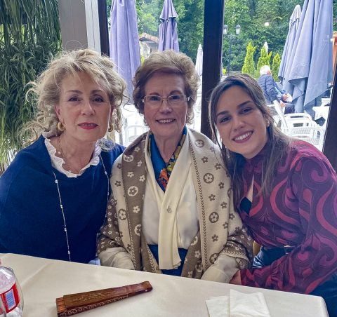 La Mujer Referente de Polanco de 2026, María García Tresgallo (en el centro junto a su hija y una de sus nietas)