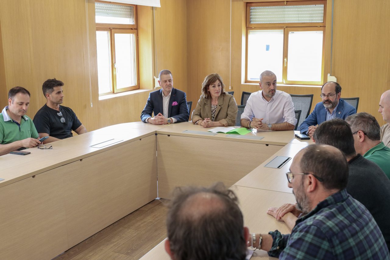 Reunión de los alcaldes de Polanco, Torrelavega y San Felices con el comité de empresa de Solvay