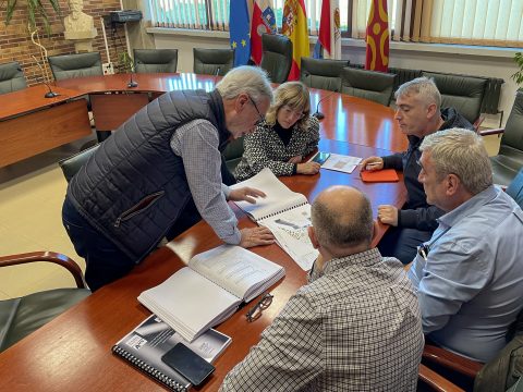 La alcaldesa de Polanco, Rosa Díaz, y el concejal de Obras, Avelino Rodríguez, analizan con los técnicos los últimos detalles del proyecto de Prado Infante