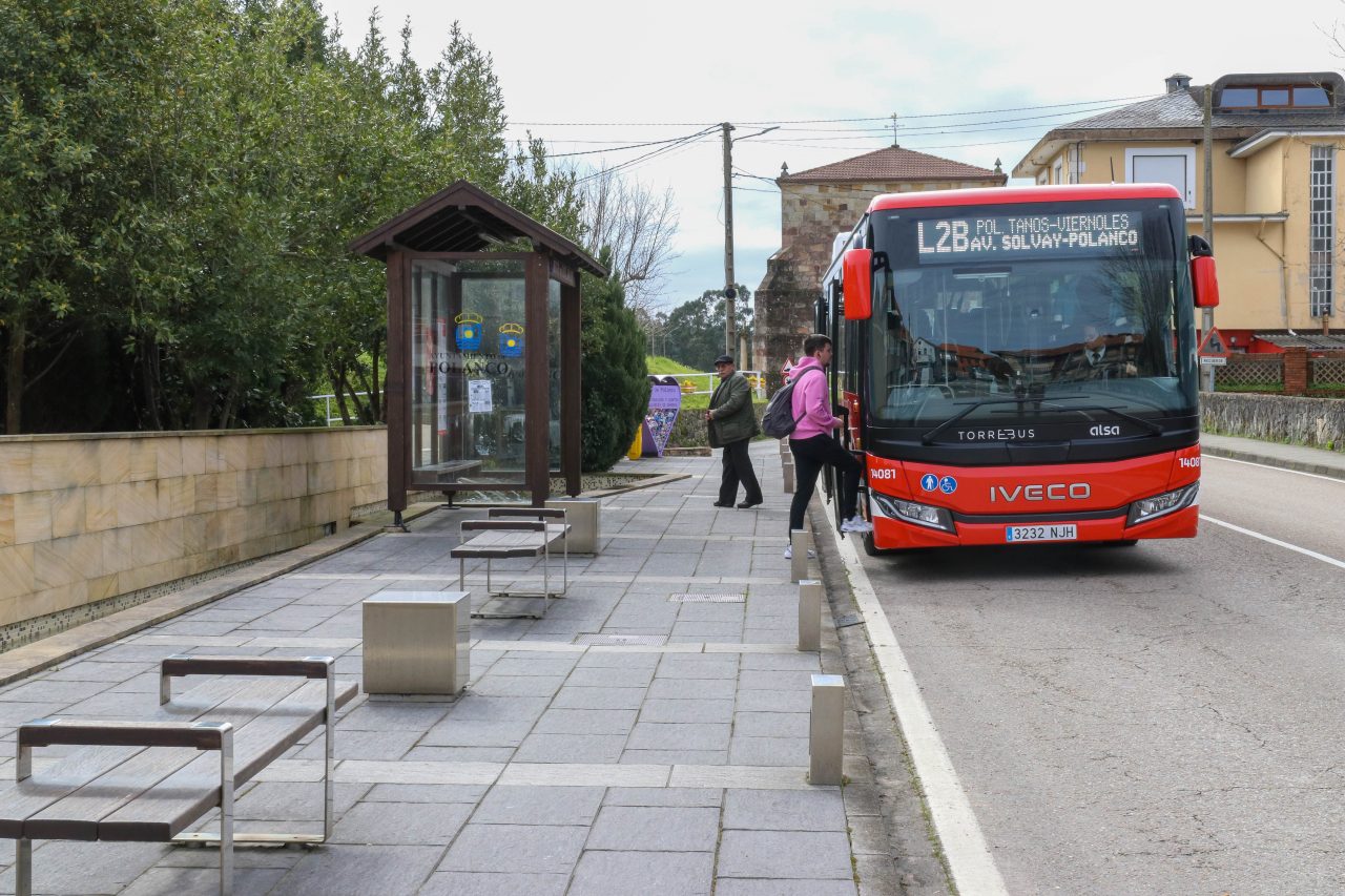 Viajeros acceden al Torrebus en la parada situada en Polanco Centro
