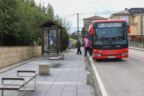 Viajeros acceden al Torrebus en la parada situada en Polanco Centro