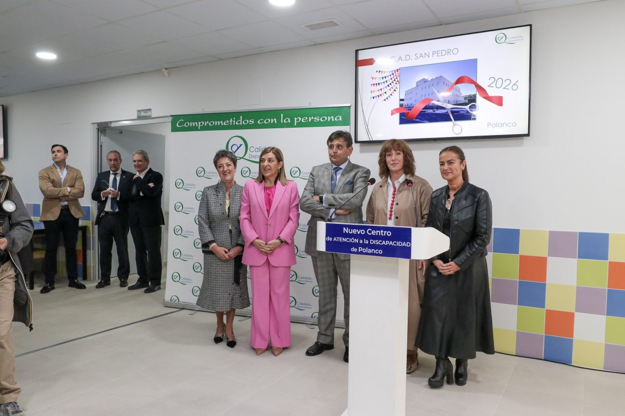 Buruaga, la alcaldesa y el resto de autoridades durante la inauguración del nuevo centro