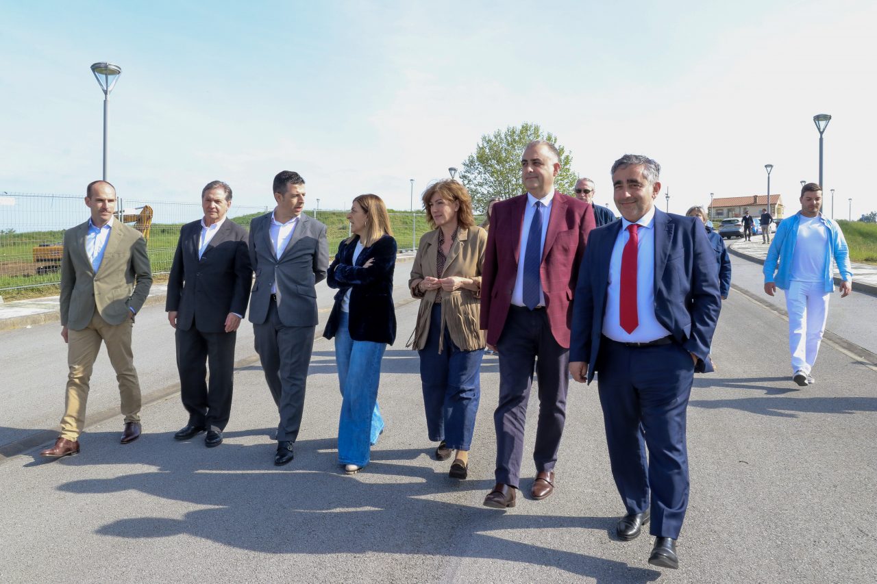 La presidenta junto a la alcaldesa, el consejero, el gerente de Cobus Homes y el resto de autoridades asistentes al comienzo de las obras