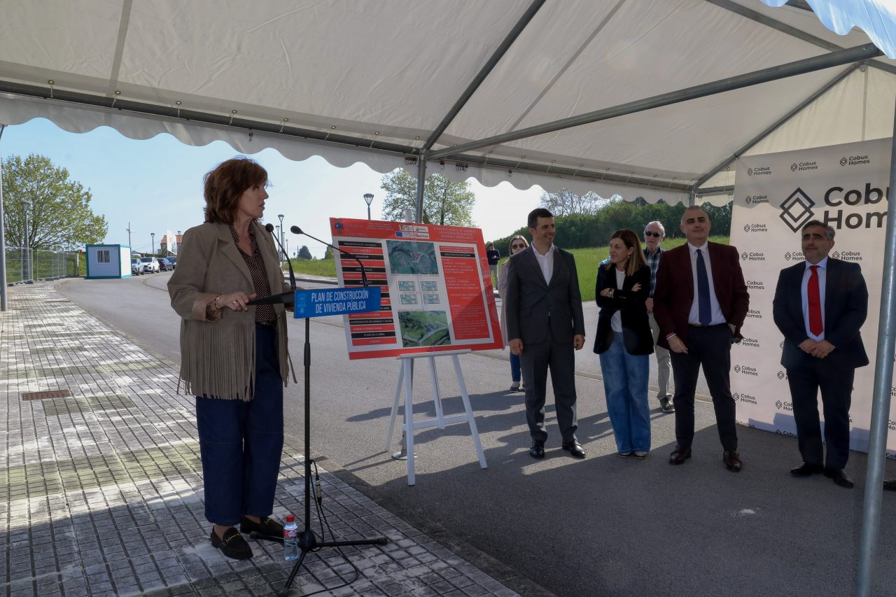 La presidenta junto a la alcaldesa, el consejero, el gerente de Cobus Homes y el resto de autoridades asistentes al comienzo de las obras