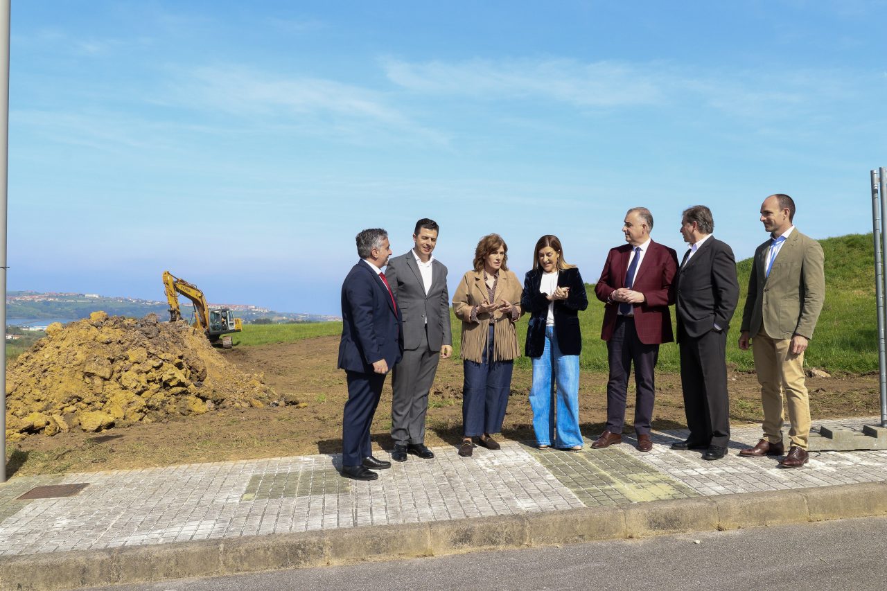 La presidenta junto a la alcaldesa, el consejero, el gerente de Cobus Homes y el resto de autoridades asistentes al comienzo de las obras