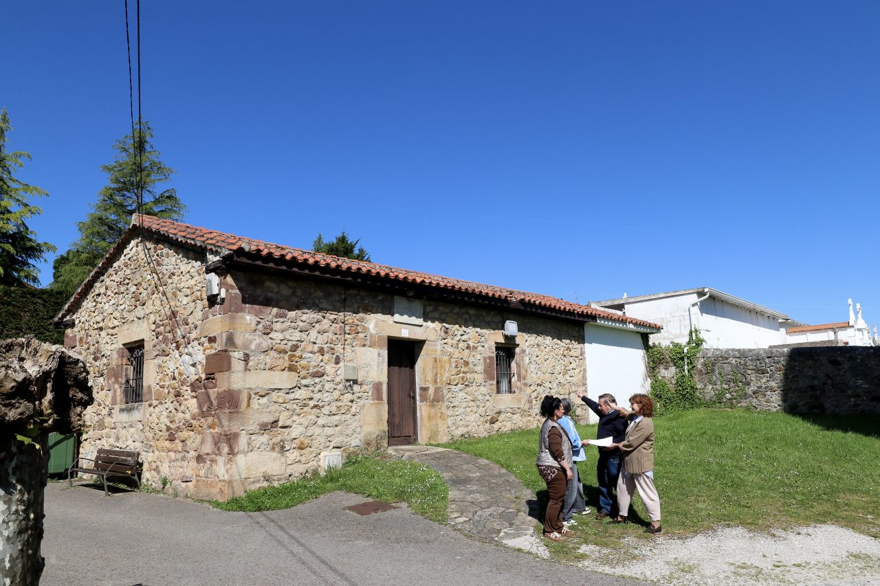 La alcaldesa, Rosa Díaz, junto al concejal de Barrios, Fernando Sañudo, revisa el proyecto de rehabilitación de la la casa concejal de Rumoroso