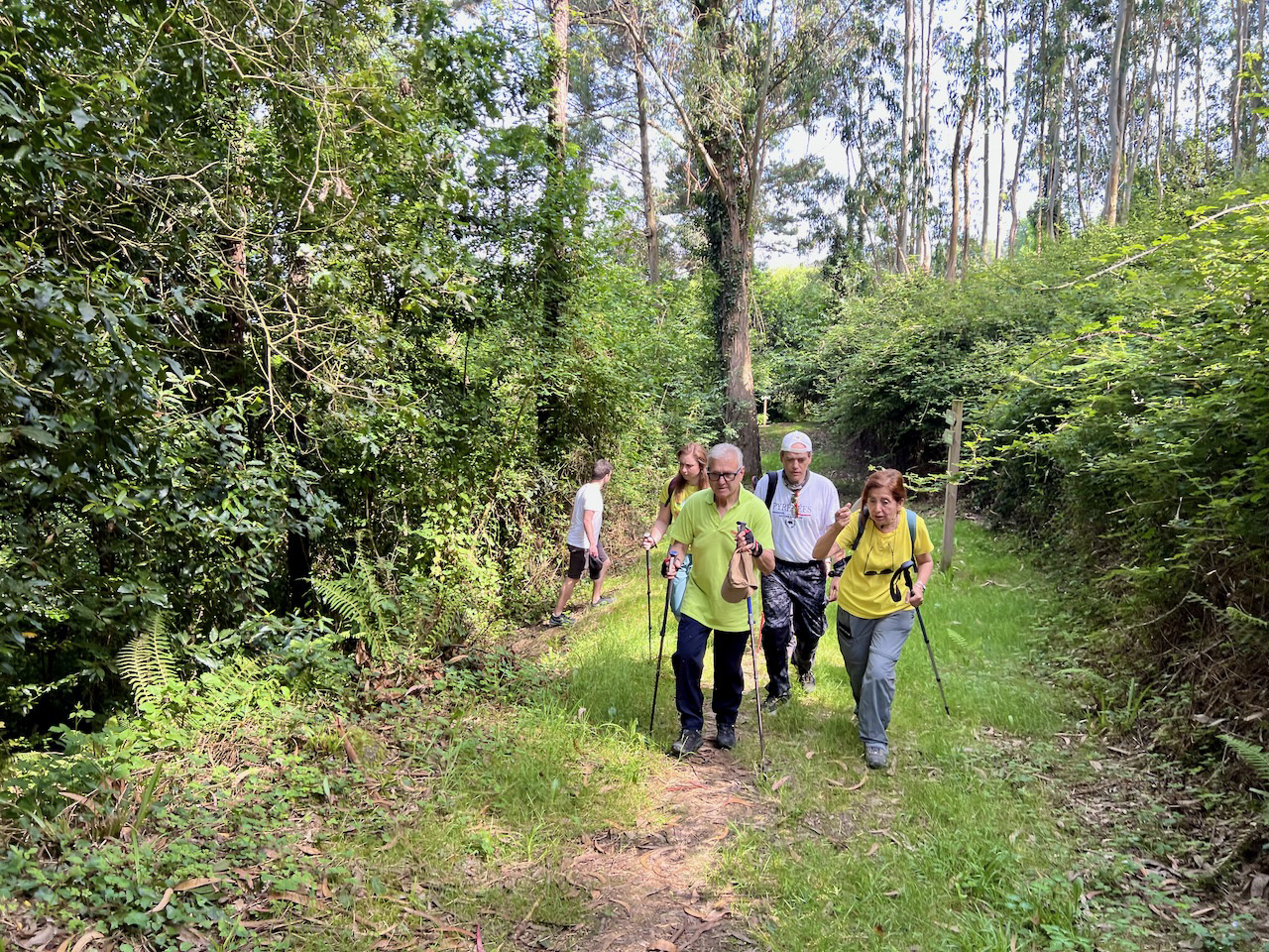 Participantes en una ruta por el entorno del Pozo Tremeo