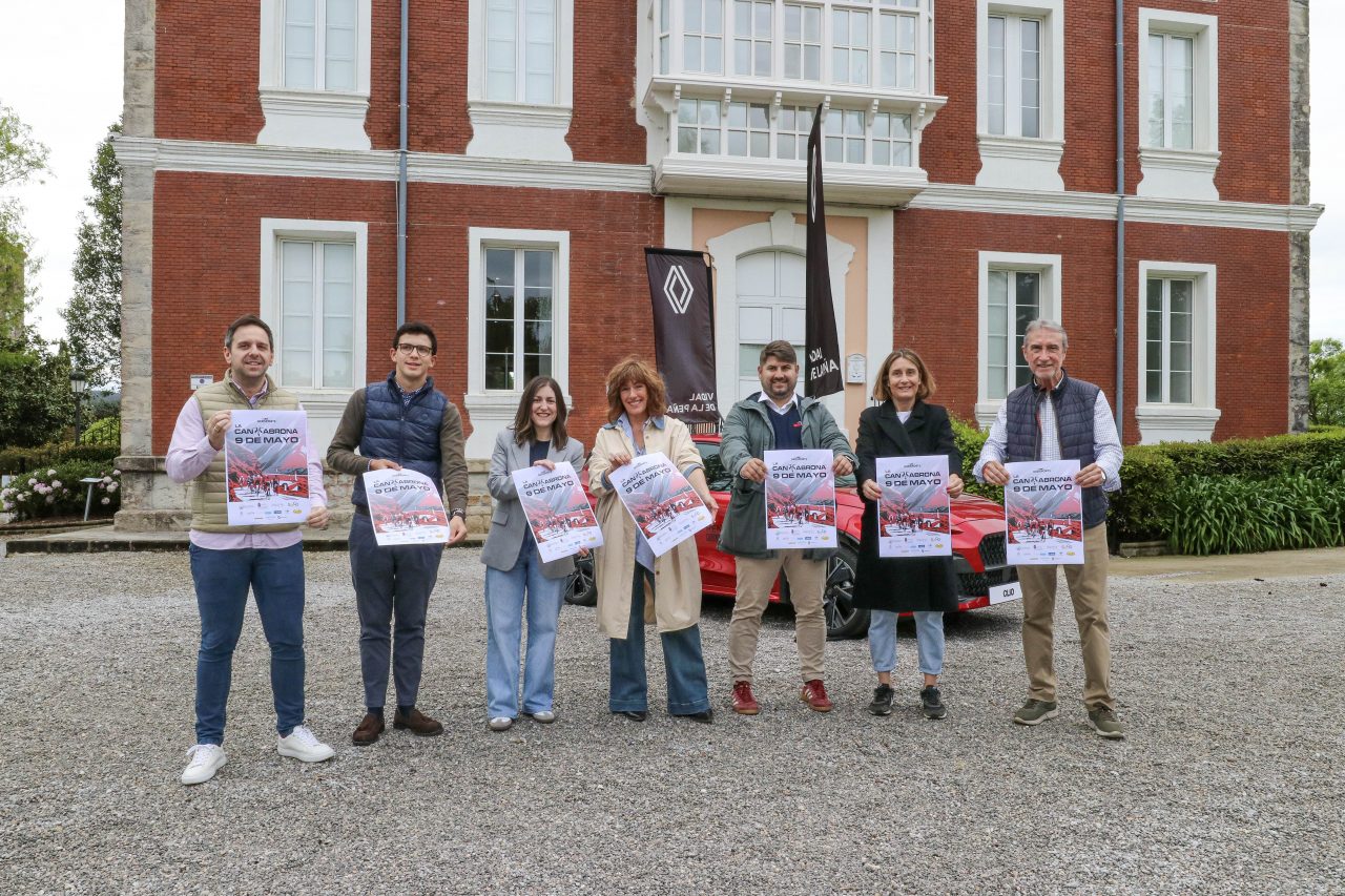 La alcaldesa junto a los organizadores y patrocinadores durante la presentación de la prueba