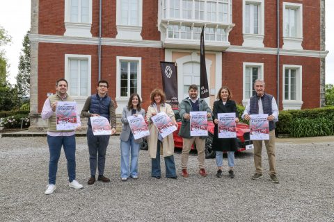 La alcaldesa junto a los organizadores y patrocinadores durante la presentación de la prueba