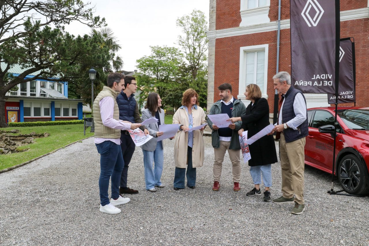 La alcaldesa junto a los organizadores y patrocinadores durante la presentación de la prueba