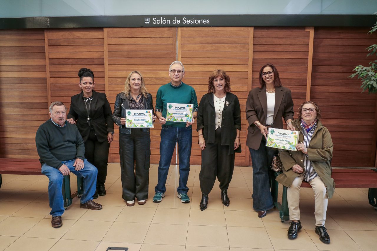 La alcaldesa y la concejal de Medio Ambiente entregan los reconocimientos a los comercios más recicladores del ultimo año en el servicio puerta a puerta