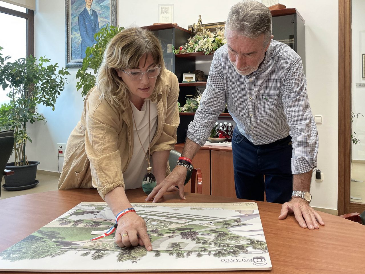 La alcaldesa y el concejal de Obras, Avelino Rodríguez, revisan el plano del Prado Infante