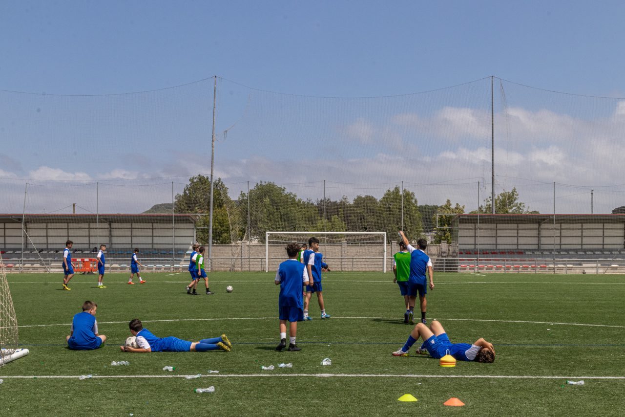 Deportistas en las instalaciones del campo de fútbol de Rinconeda