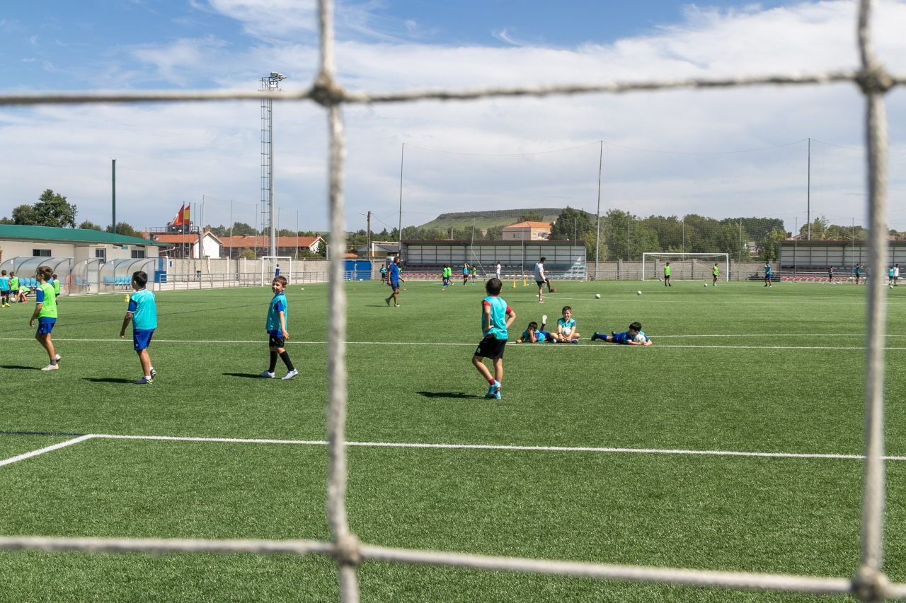 Deportistas en las instalaciones del campo de fútbol de Rinconeda