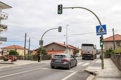 Semáforo en la antigua N-611 a su paso por Requejada y uno de los semáforos situados junto al colegio que ha sido reparado