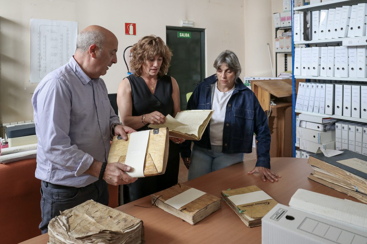 La alcaldesa, Rosa Díaz, y la concejal de Cultura, Alicia Martínez Bustillo, atienden las indicaciones del restaurador Ángel Gómez Sánchez