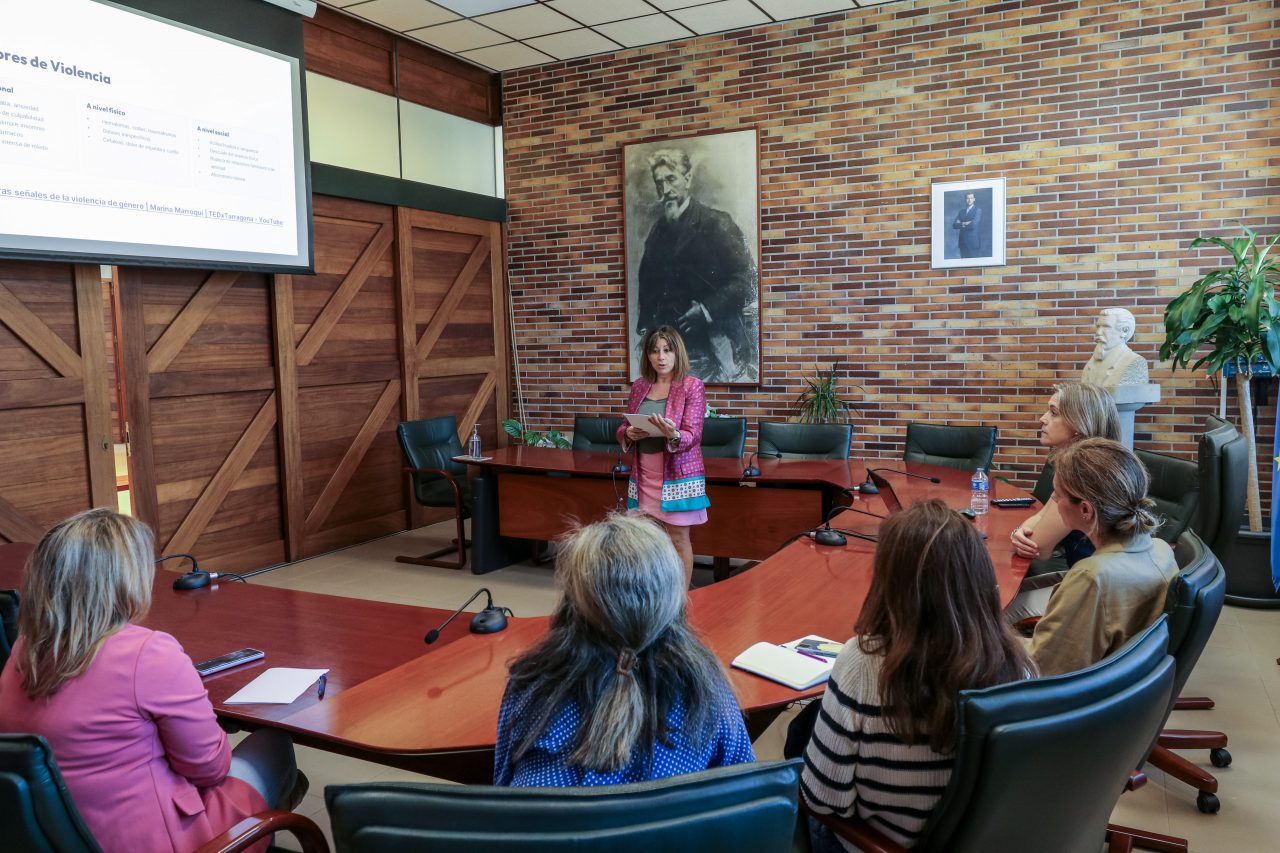 La concejal de Igualdad, María José Álvarez Fernández, junto a funcionarios municipales asistentes al curso de formación
