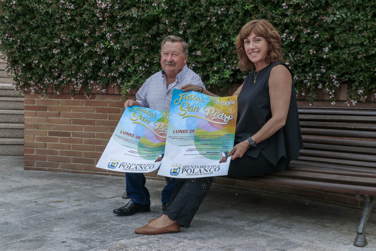 La alcaldesa de Polanco, Rosa Díaz, y el concejal de Festejos, Fernando Sañudo, presentan el cartel anunciador de las fiestas