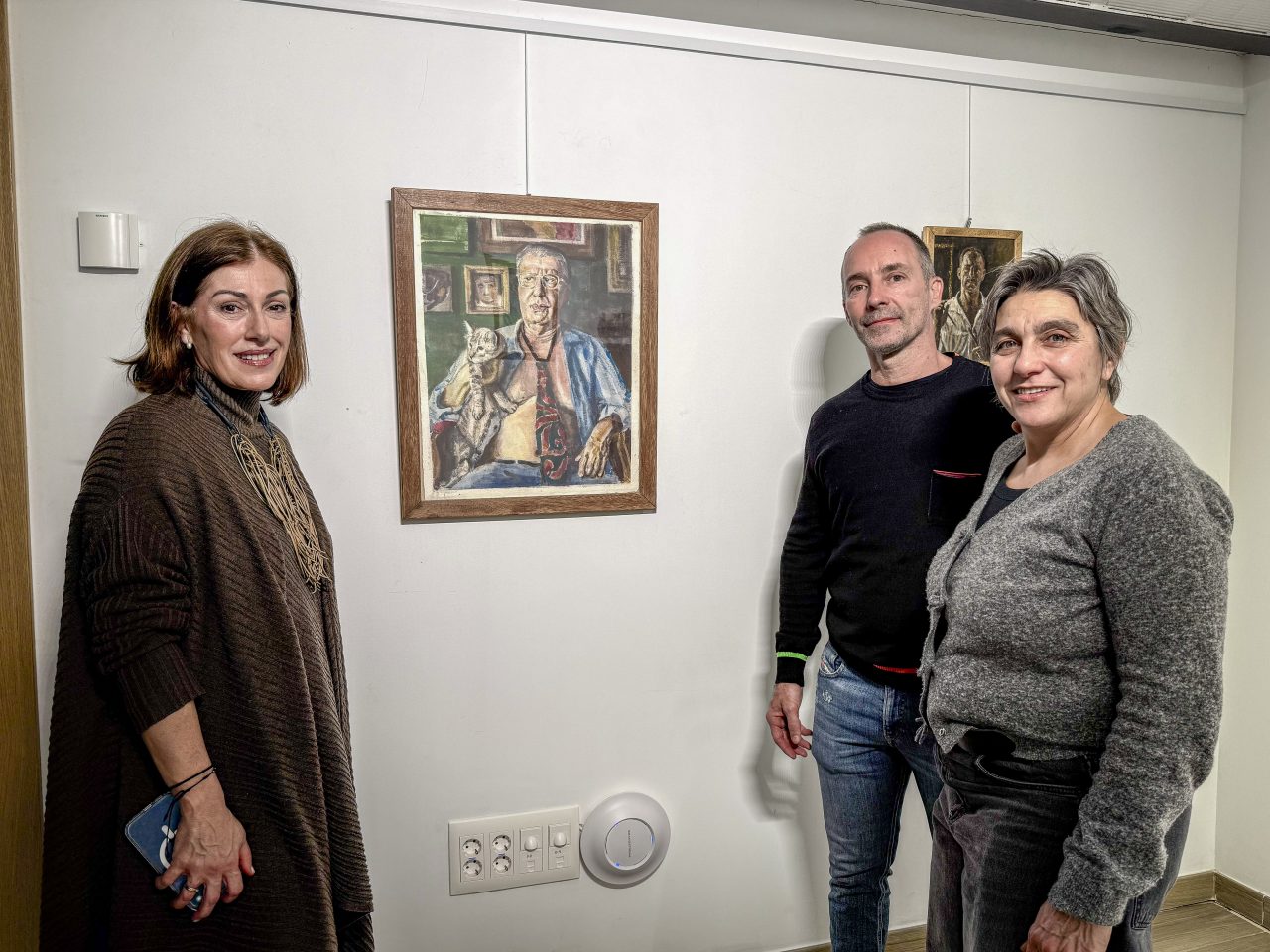 La alcaldesa de Polanco, Rosa Díaz, y la concejal de Cultura, Alicia Martínez Bustillo, junto al artista Juan Laso durante la reciente exposición que realizó en la Casa de Cultura