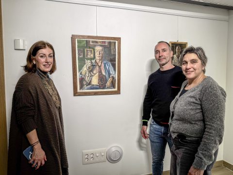 La alcaldesa de Polanco, Rosa Díaz, y la concejal de Cultura, Alicia Martínez Bustillo, junto al artista Juan Laso durante la reciente exposición que realizó en la Casa de Cultura