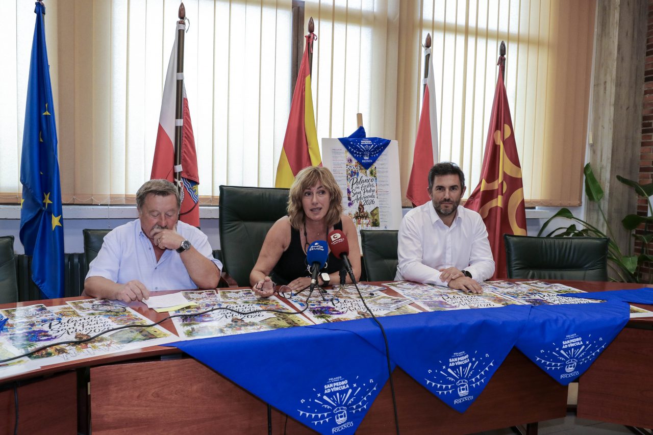 La alcaldesa de Polanco, Rosa Díaz; el concejal de Festejos, Fernando Sañudo