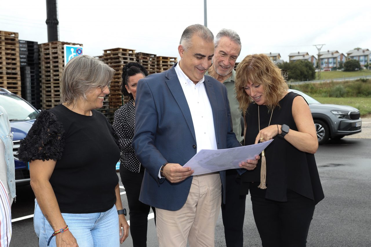 La alcaldesa y el consejero revisan los planos del parque infantil que se instarán en Prado Infante