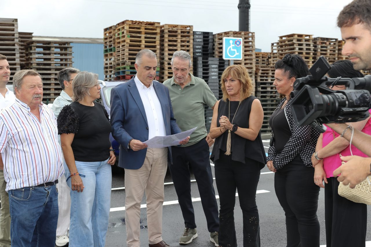 La alcaldesa y el consejero revisan los planos del parque infantil que se instarán en Prado Infante